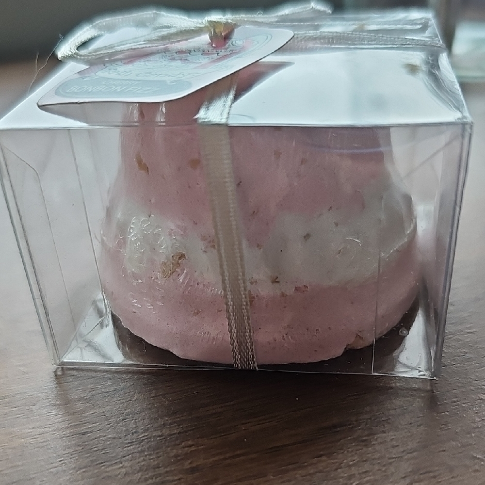 NIB Smith & Vandiver Cherry Bonbon Fizz Bath Bomb - Pink & White - Picture 3 of 4